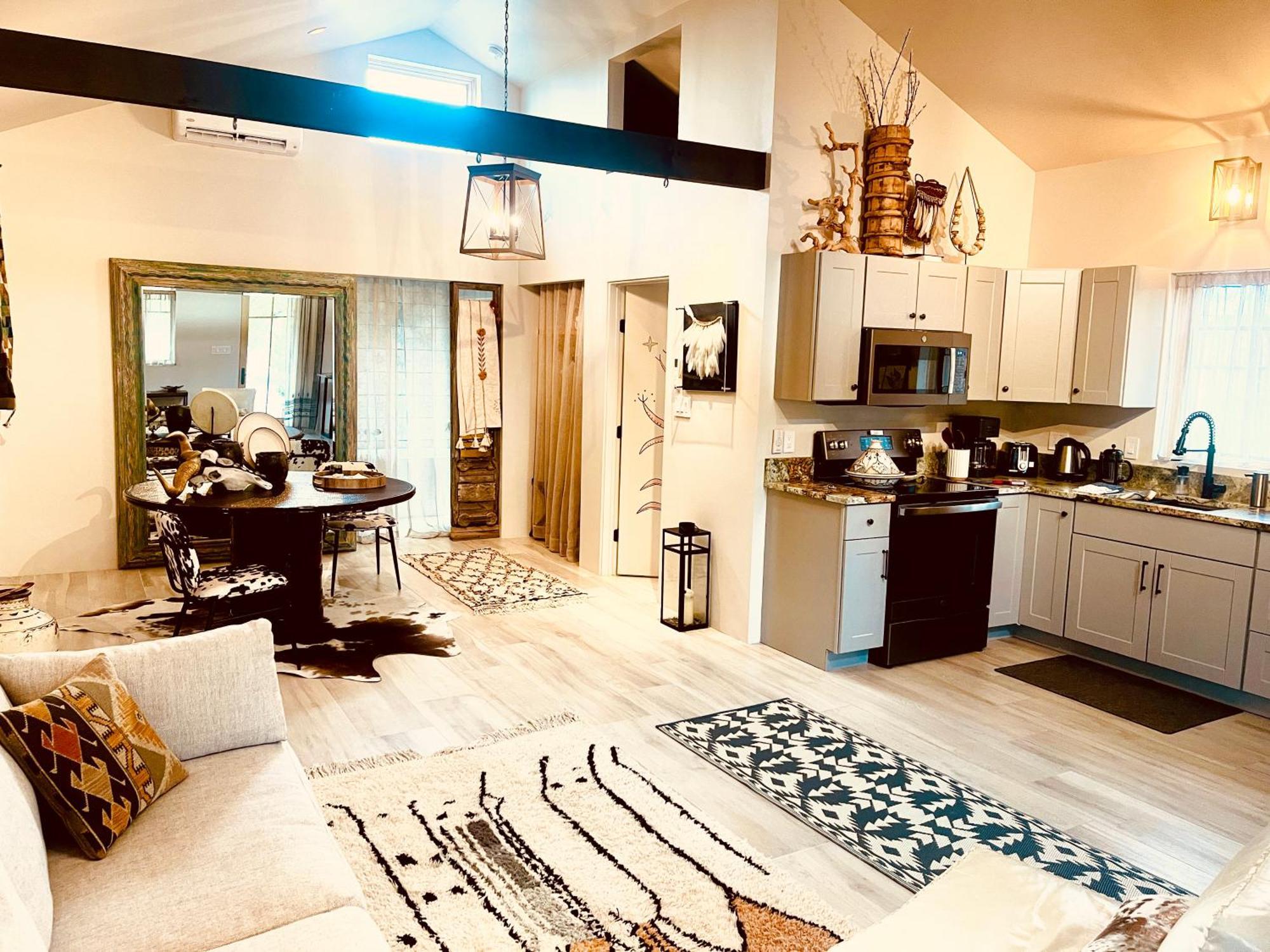 Modern 1 Acre Private Rd Soaking 3 Min Canyon Rd