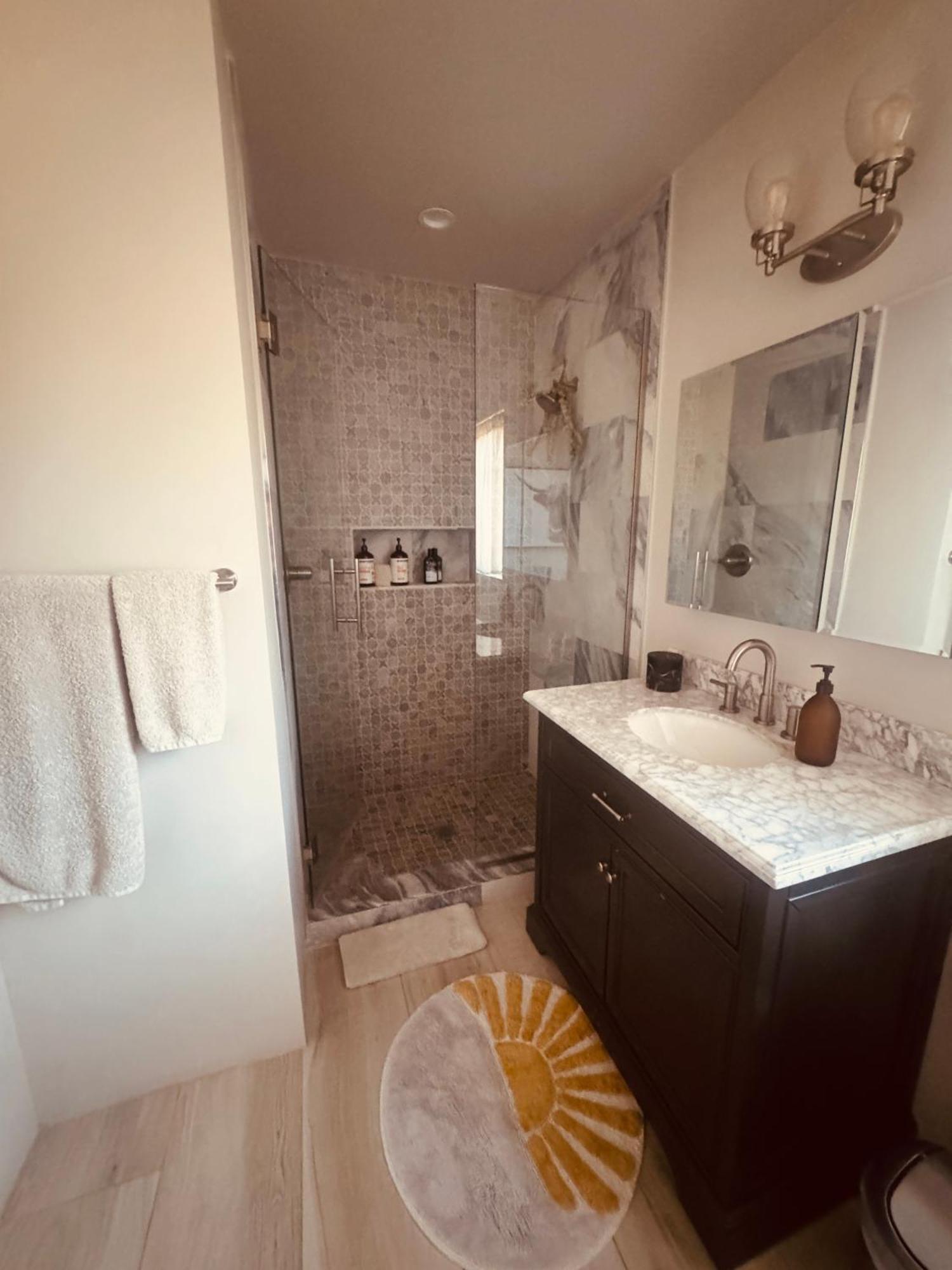 Modern 1 Acre Private Rd Soaking 3 Min Canyon Rd Holiday home *